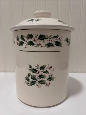 White Ceramic Christmas Cookie Jar With Lid 10 In Holly Berry Japan Holiday